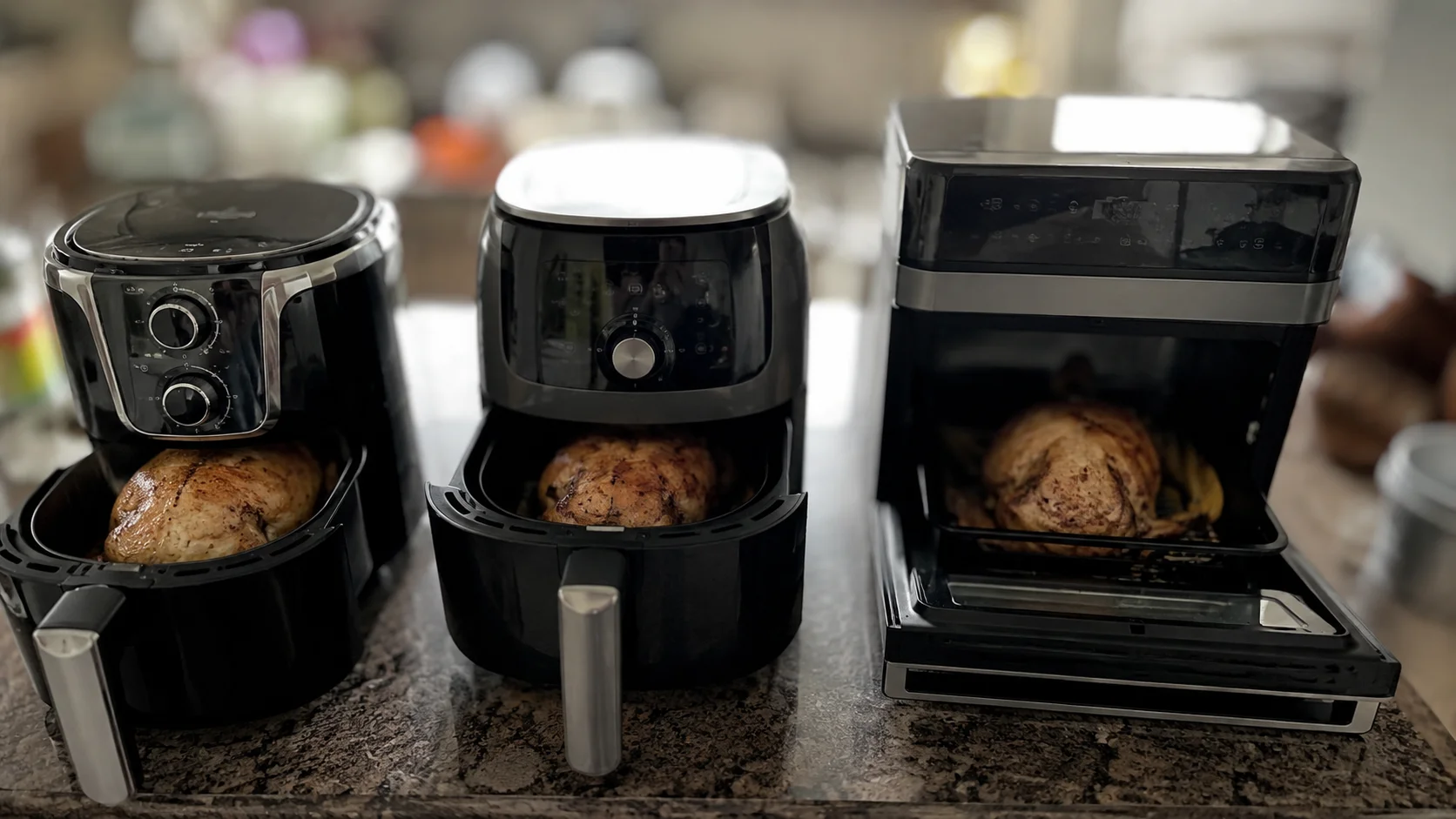 Frango inteiro dentro de airfryers Mondial 5L, Oster 7L e Electrolux Oven sobre bancada de cozinha residencial